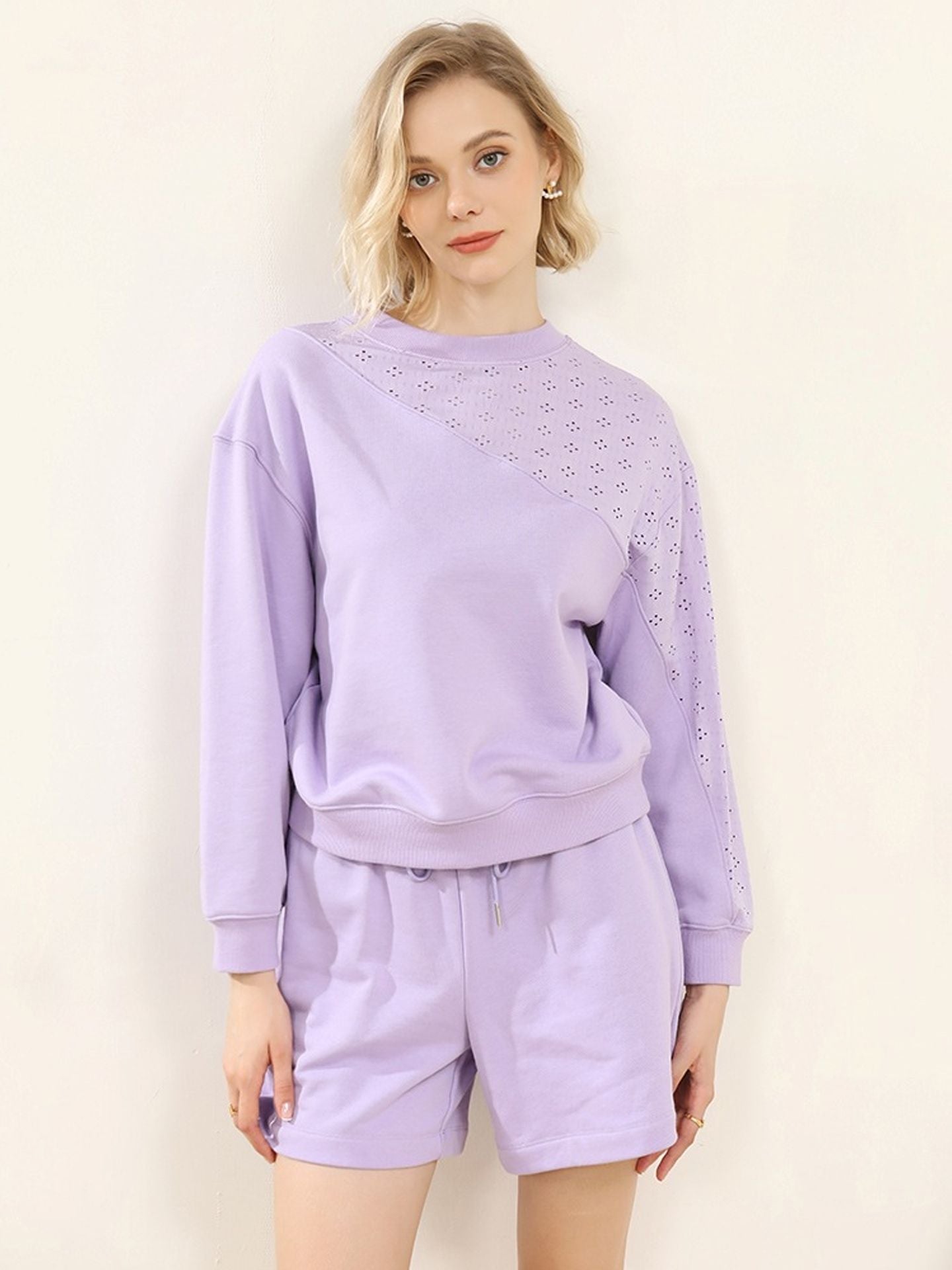 New casual, loose-fitting sweater for women – featuring a round neckline, long sleeves, and a simple, monochromatic design with color-blocking patterns, perfect for autumn and winter.
