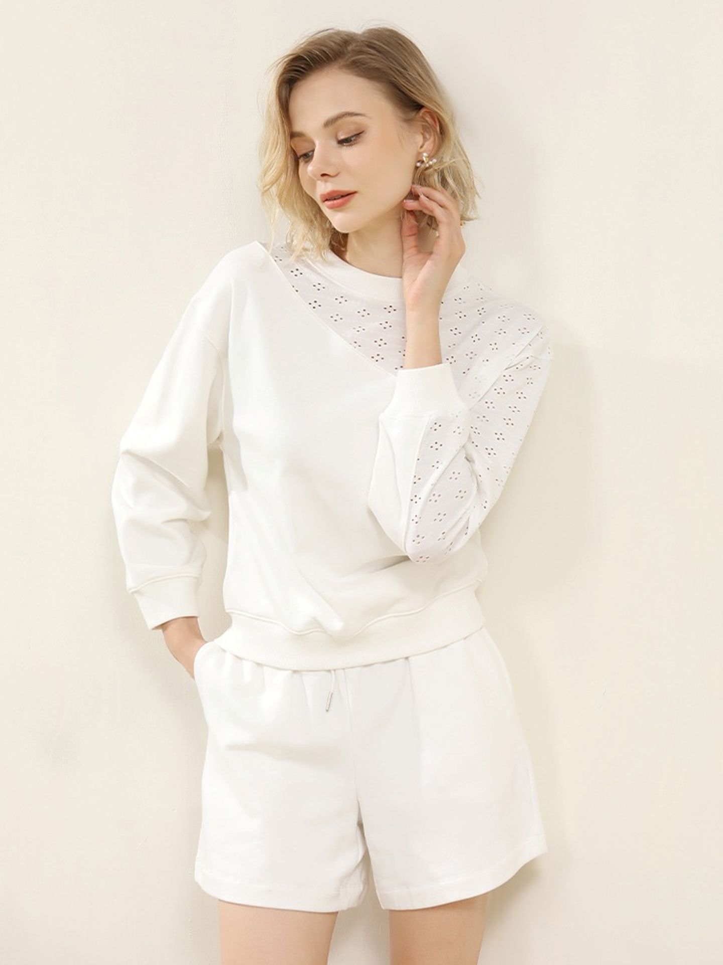New casual, loose-fitting sweater for women – featuring a round neckline, long sleeves, and a simple, monochromatic design with color-blocking patterns, perfect for autumn and winter.
