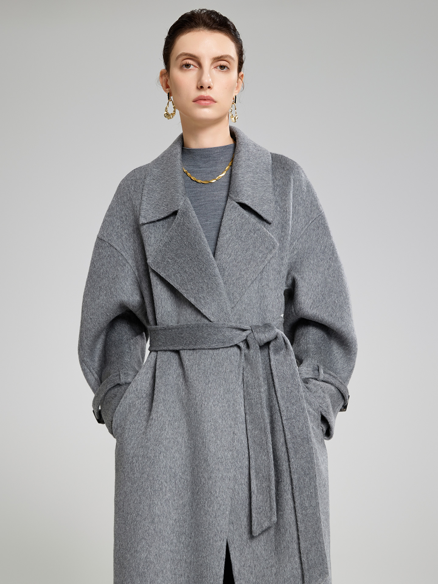 A stylish, high-end women’s cashmere coat with two-sided design – perfect for autumn and winter.
