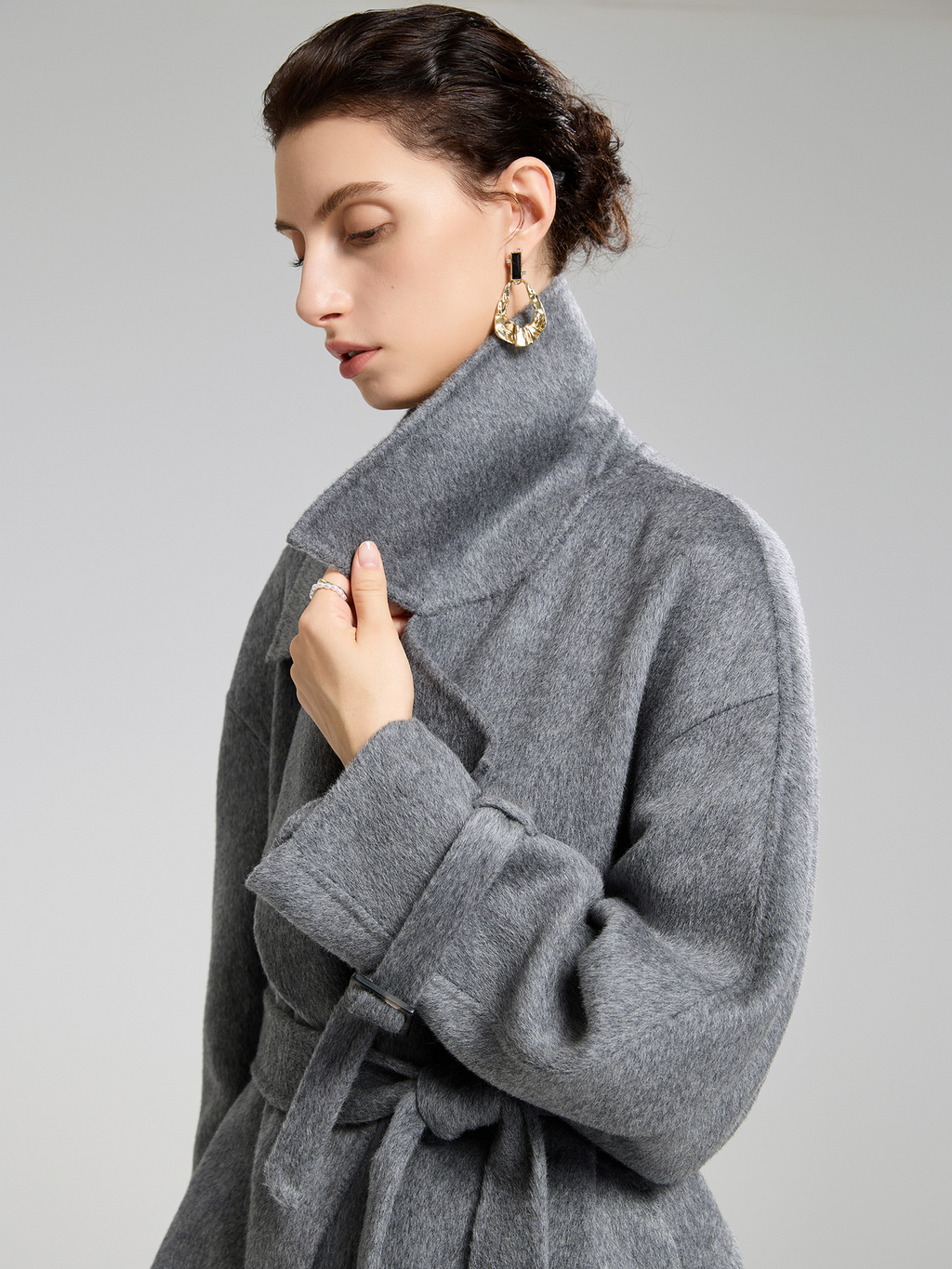 A stylish, high-end women’s cashmere coat with two-sided design – perfect for autumn and winter.