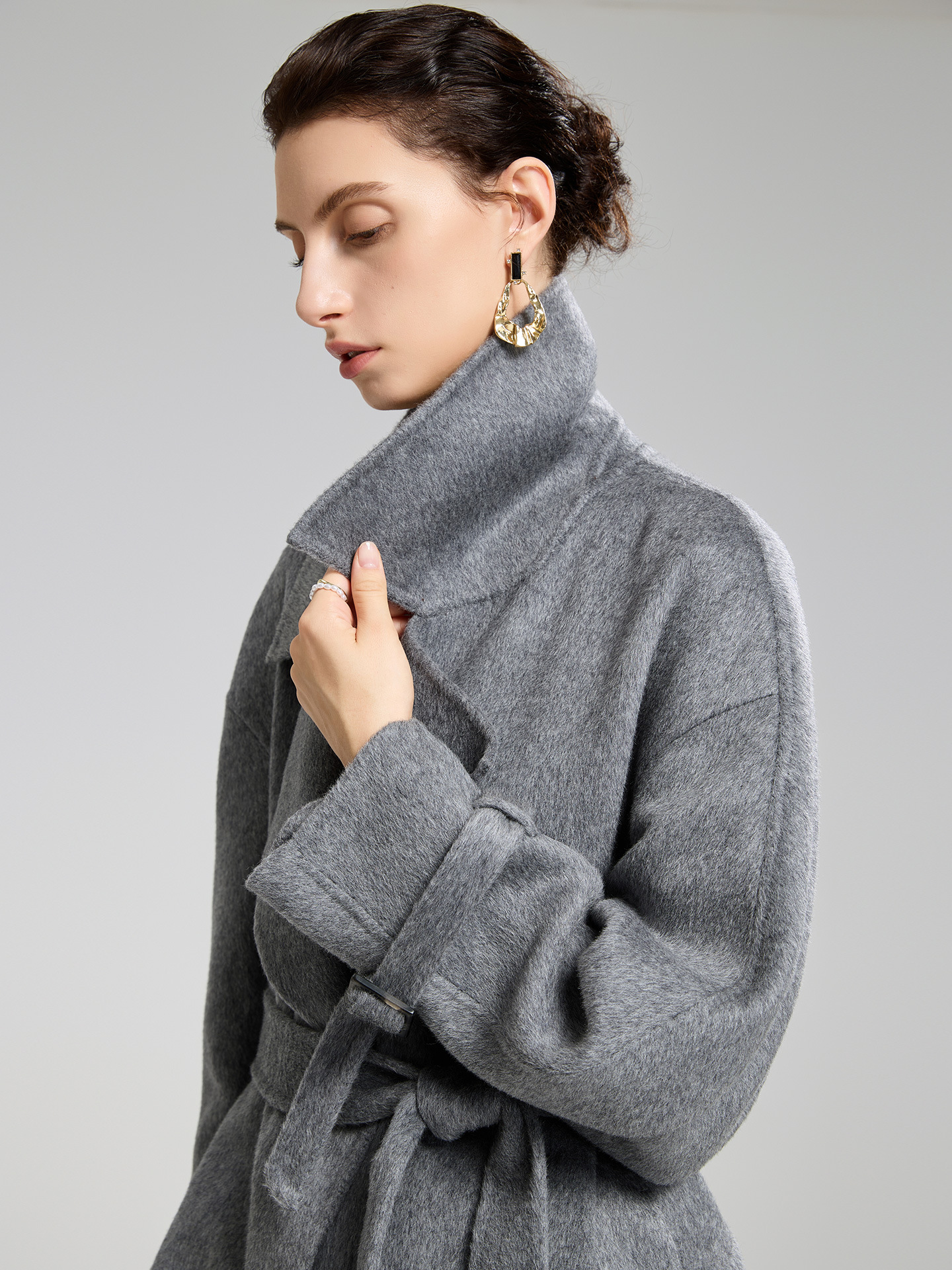 A stylish, high-end women’s cashmere coat with two-sided design – perfect for autumn and winter.