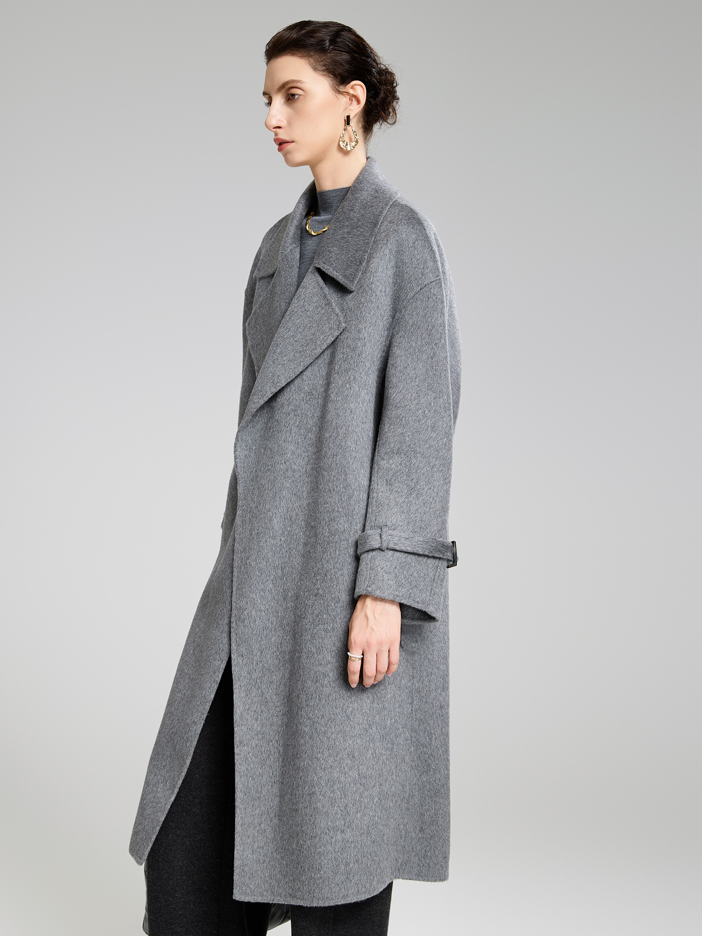 A stylish, high-end women’s cashmere coat with two-sided design – perfect for autumn and winter.