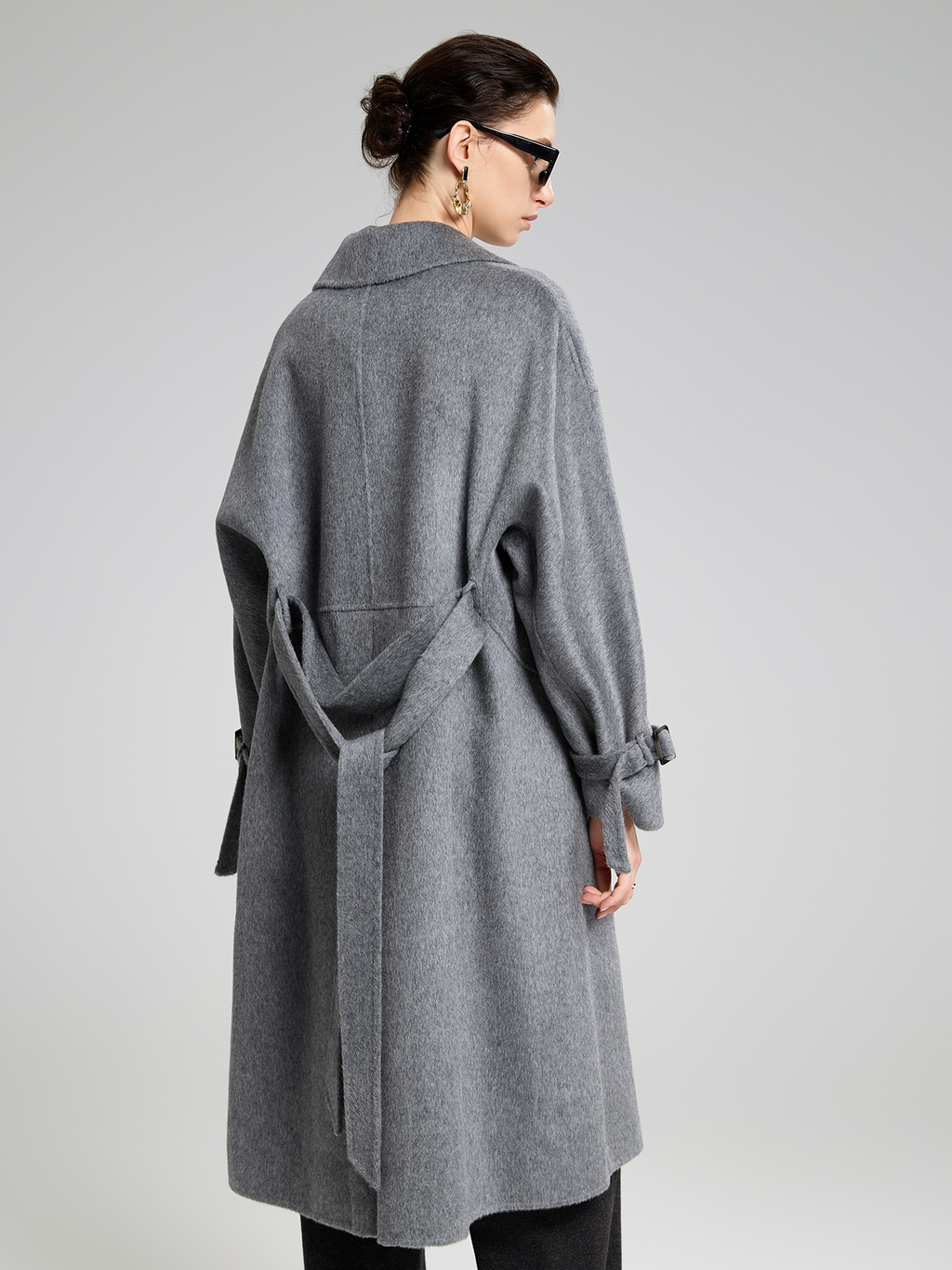 A stylish, high-end women’s cashmere coat with two-sided design – perfect for autumn and winter.