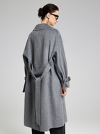 A stylish, high-end women’s cashmere coat with two-sided design – perfect for autumn and winter.