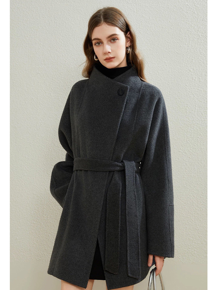A mid-length woolen coat for women, made entirely of wool and featuring a buttoned collar; a simple yet sophisticated design perfect for autumn and winter.