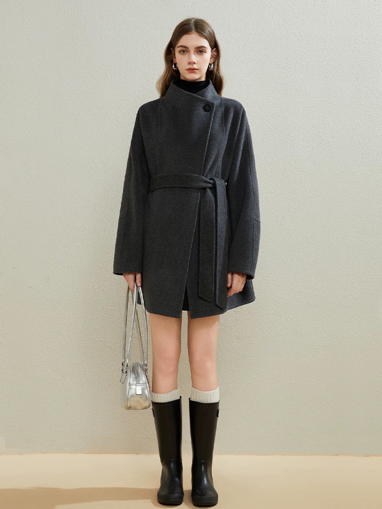 A mid-length woolen coat for women, made entirely of wool and featuring a buttoned collar; a simple yet sophisticated design perfect for autumn and winter.