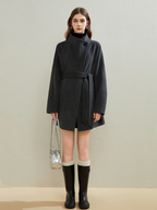 A mid-length woolen coat for women, made entirely of wool and featuring a buttoned collar; a simple yet sophisticated design perfect for autumn and winter.