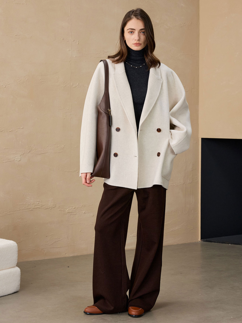 New autumn/winter products: Short coats made of woolen fabric, casual-style coats, and alpaca woolen coats for women.