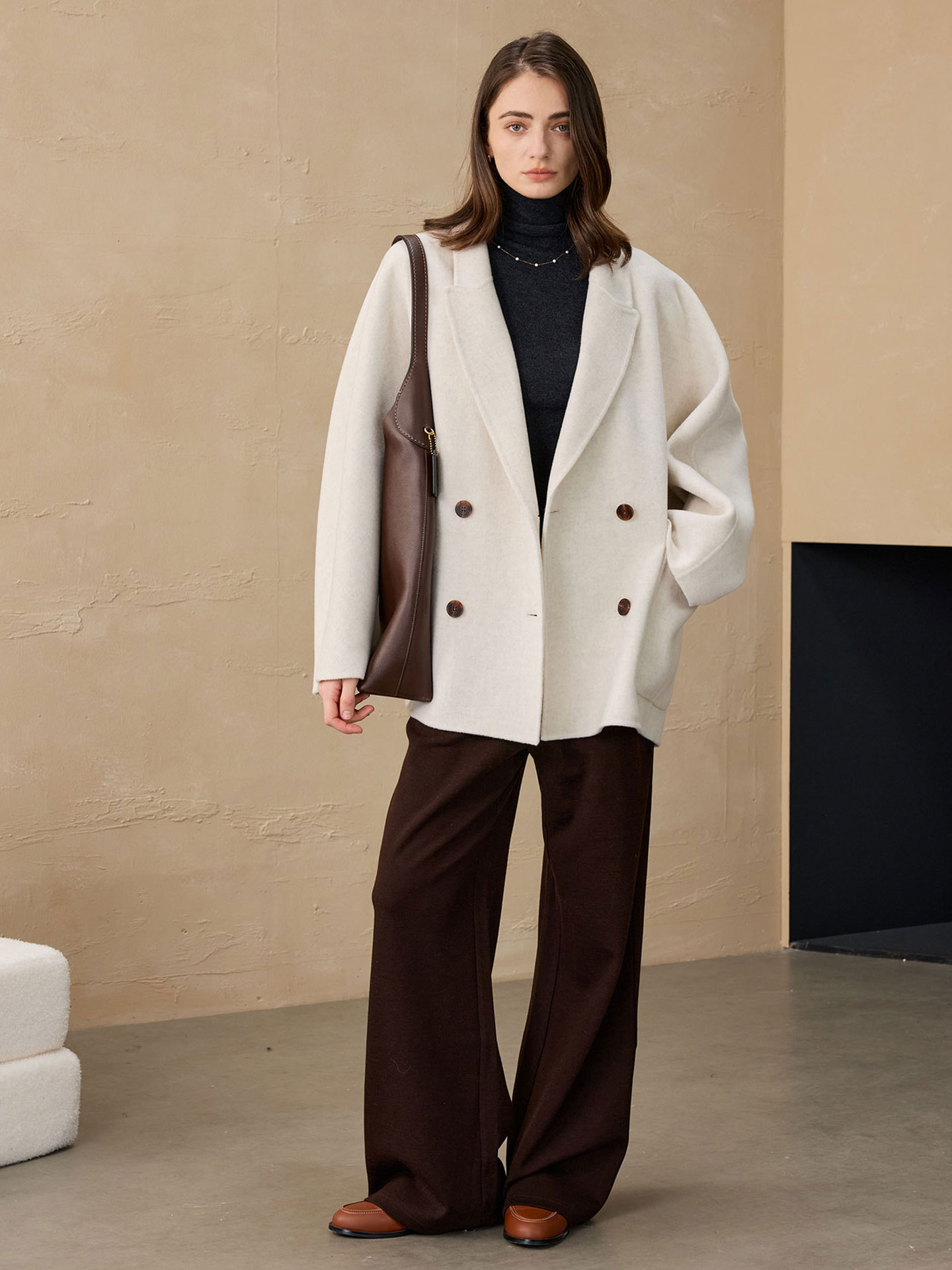New autumn/winter products: Short coats made of woolen fabric, casual-style coats, and alpaca woolen coats for women.