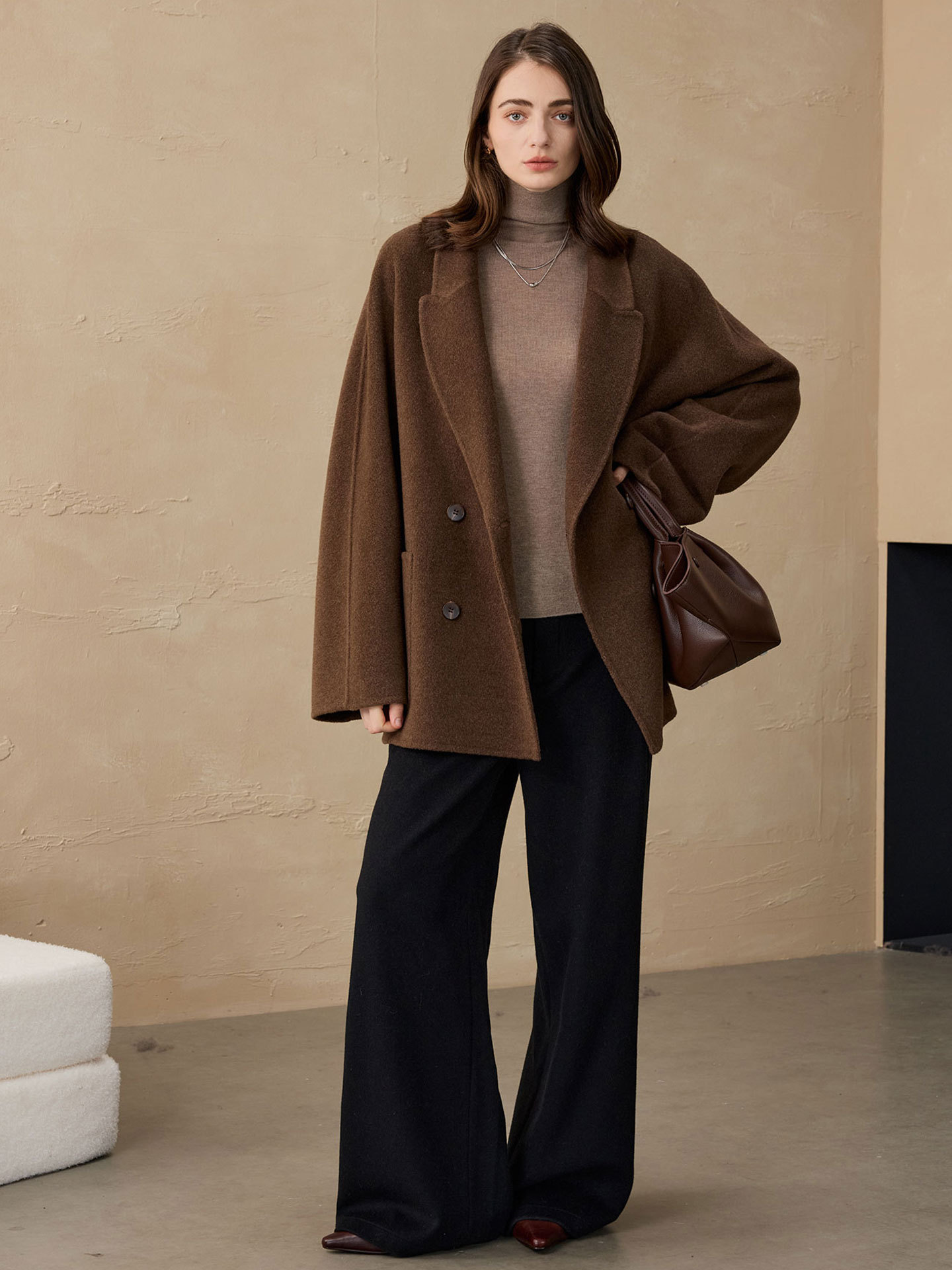 New autumn/winter products: Short coats made of woolen fabric, casual-style coats, and alpaca woolen coats for women.