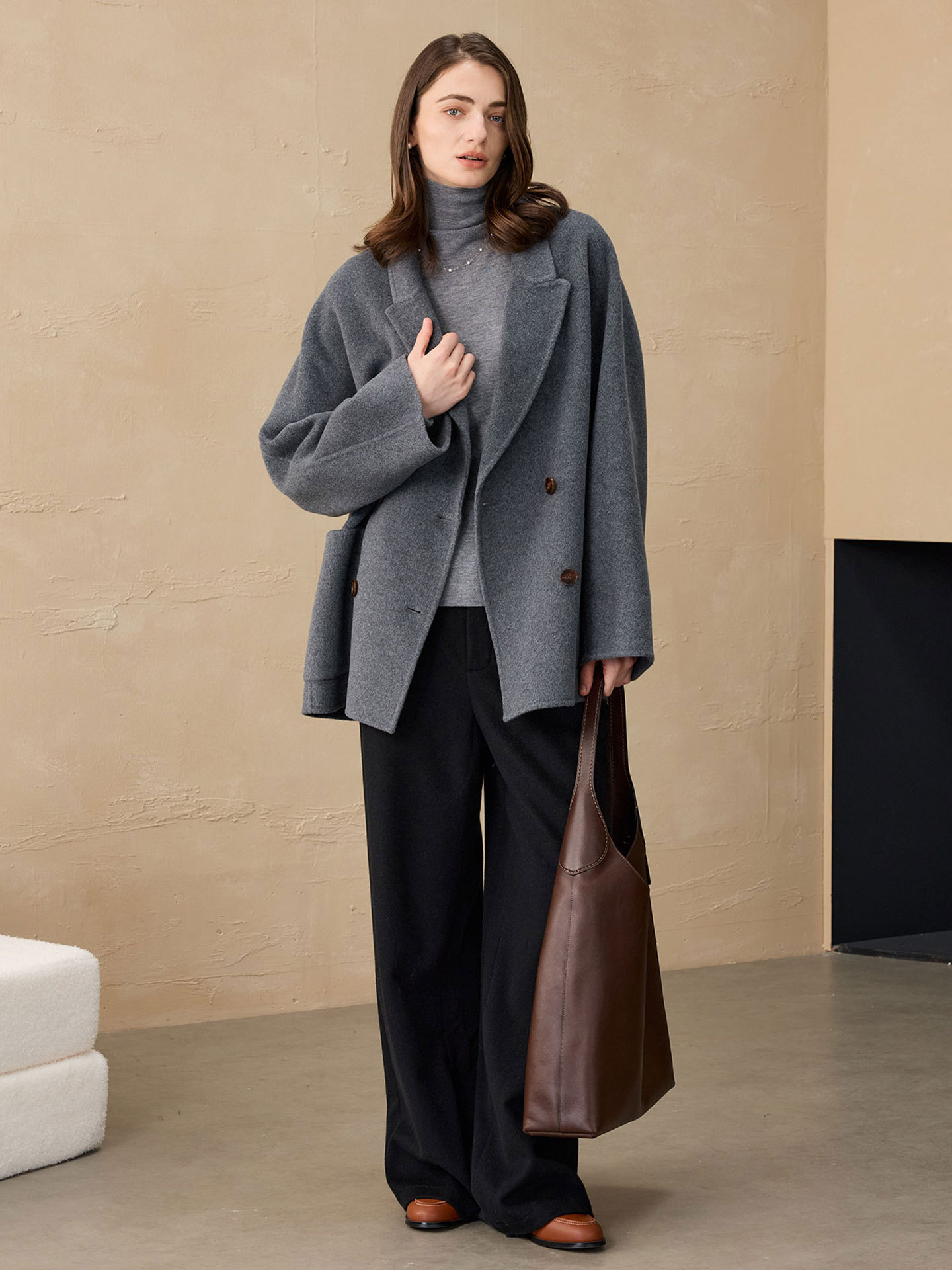 New autumn/winter products: Short coats made of woolen fabric, casual-style coats, and alpaca woolen coats for women.