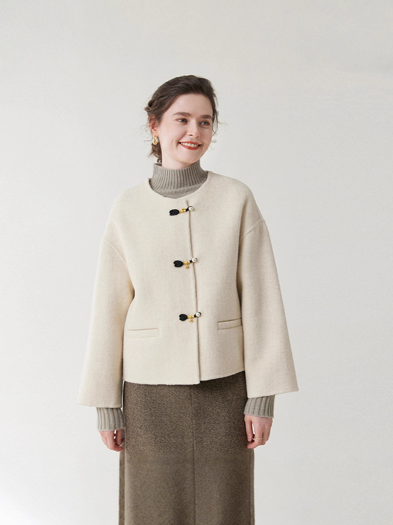 A stylish, high-end woolen coat for women in autumn and winter – a short, loose-fitting coat that enhances the wearer’s petite silhouette.