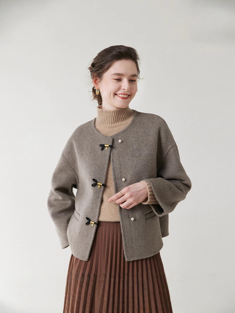 A stylish, high-end woolen coat for women in autumn and winter – a short, loose-fitting coat that enhances the wearer’s petite silhouette.