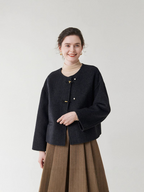 A stylish, high-end woolen coat for women in autumn and winter – a short, loose-fitting coat that enhances the wearer’s petite silhouette.