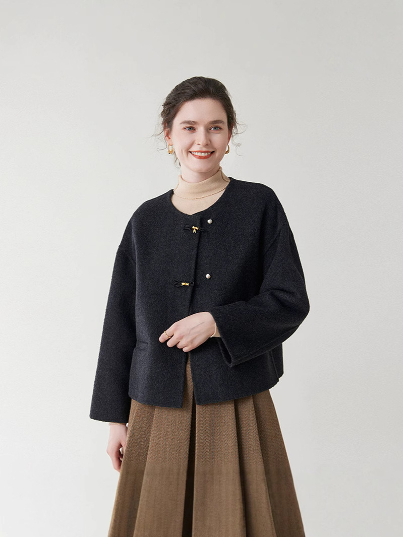 A stylish, high-end woolen coat for women in autumn and winter – a short, loose-fitting coat that enhances the wearer’s petite silhouette.