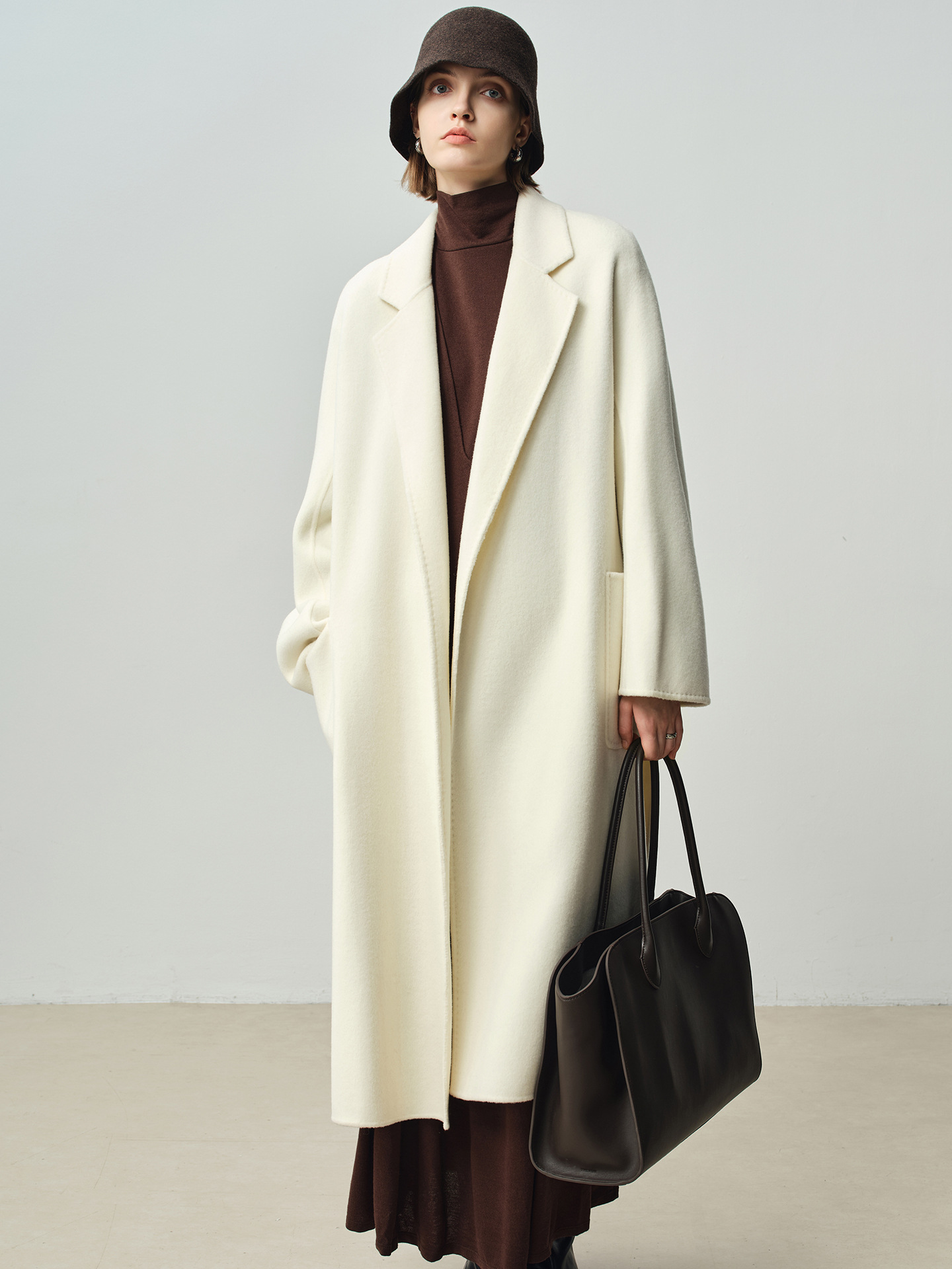 A luxurious, stylish woolen coat for women – featuring a loungy bathrobe design on both sides, as well as long sleeves and adjustable straps. Ideal for autumn and winter.