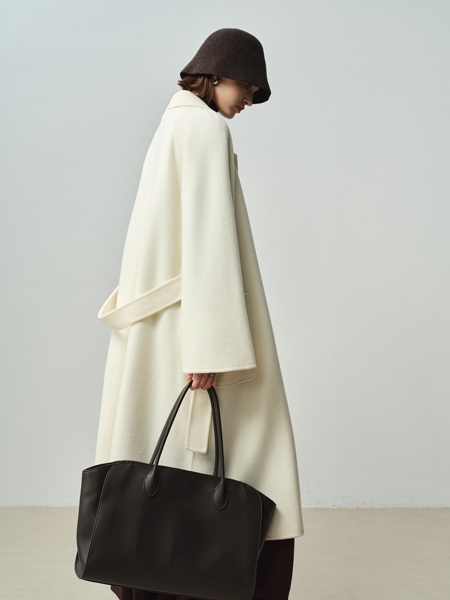 A luxurious, stylish woolen coat for women – featuring a loungy bathrobe design on both sides, as well as long sleeves and adjustable straps. Ideal for autumn and winter.