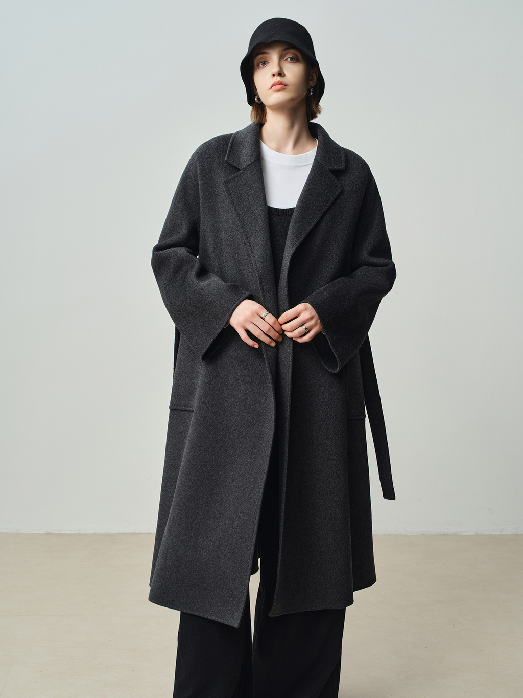 A luxurious, stylish woolen coat for women – featuring a loungy bathrobe design on both sides, as well as long sleeves and adjustable straps. Ideal for autumn and winter.