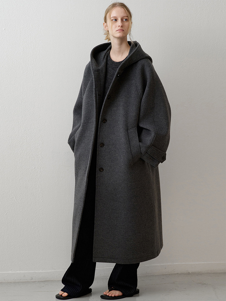 Women’s woolen coat with hood – a stylish, casual option for autumn and winter.