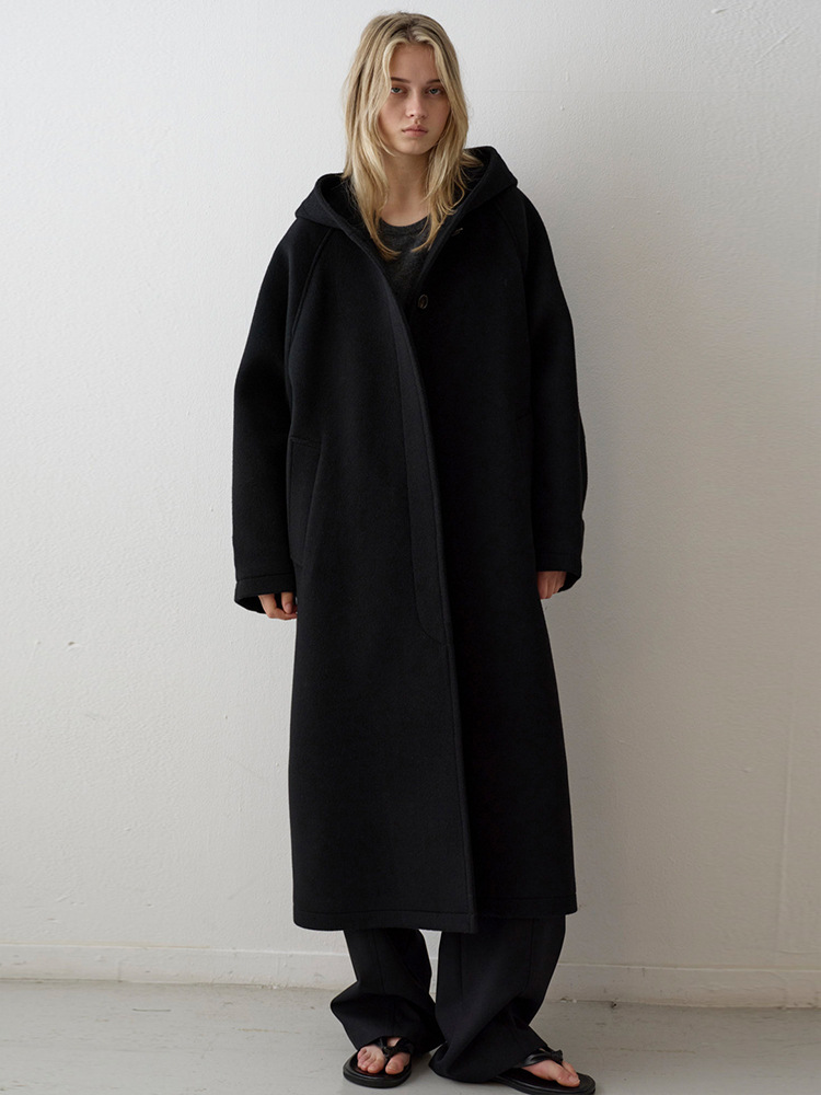 Women’s woolen coat with hood – a stylish, casual option for autumn and winter.