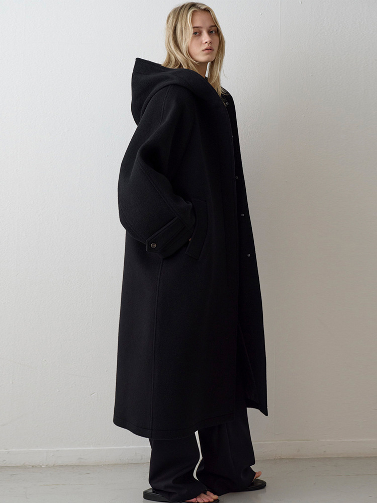 Women’s woolen coat with hood – a stylish, casual option for autumn and winter.