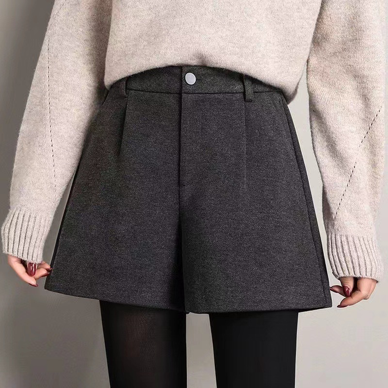 Women's grey shorts, autumn and winter, versatile, 2025 new style, high-waisted A-line, plus size, casual suit pants.