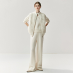 A women’s cashmere sweater with a thicker texture; also available as a cashmere vest or a padded, double-layered knitted vest.