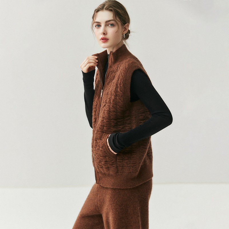 A women’s cashmere sweater with a thicker texture; also available as a cashmere vest or a padded, double-layered knitted vest.