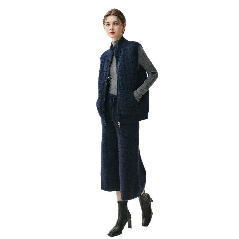 A women’s cashmere sweater with a thicker texture; also available as a cashmere vest or a padded, double-layered knitted vest.
