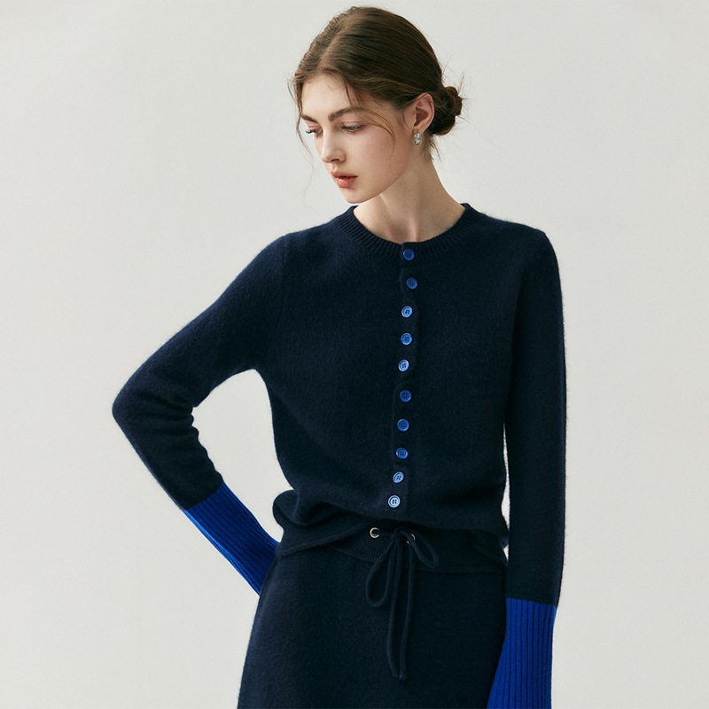 A stylish, lightweight cashmere sweater for autumn and winter – featuring a round neckline, versatile styling, and colorful knitted cuffs.
