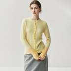 A stylish, lightweight cashmere sweater for autumn and winter – featuring a round neckline, versatile styling, and colorful knitted cuffs.