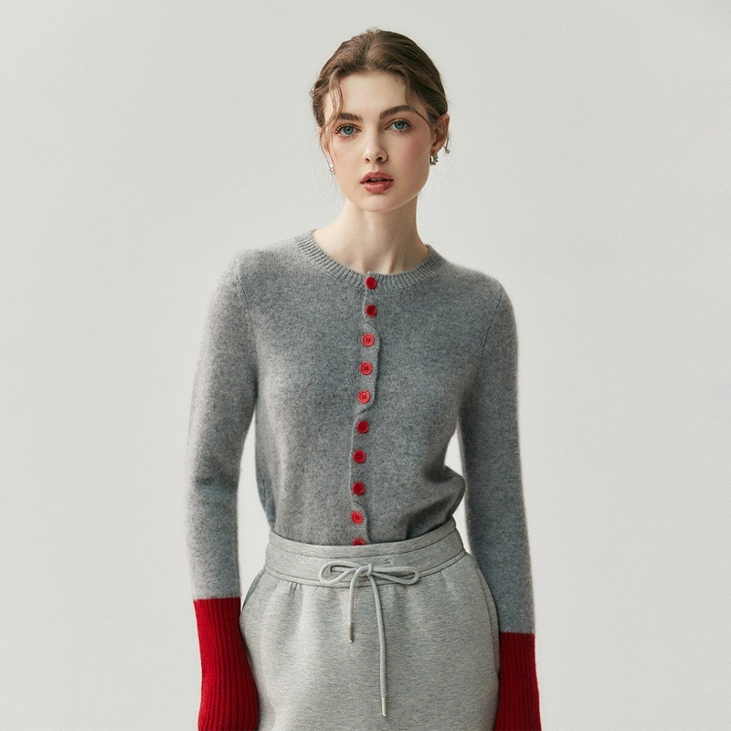 A stylish, lightweight cashmere sweater for autumn and winter – featuring a round neckline, versatile styling, and colorful knitted cuffs.