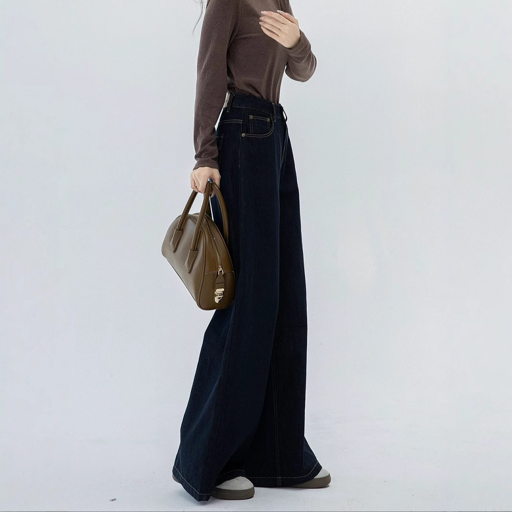 Dark blue denim trousers, high-waisted, straight-leg, wide-leg, perfect for early autumn and winter, with a flowing drape, ideal for spring and summer.