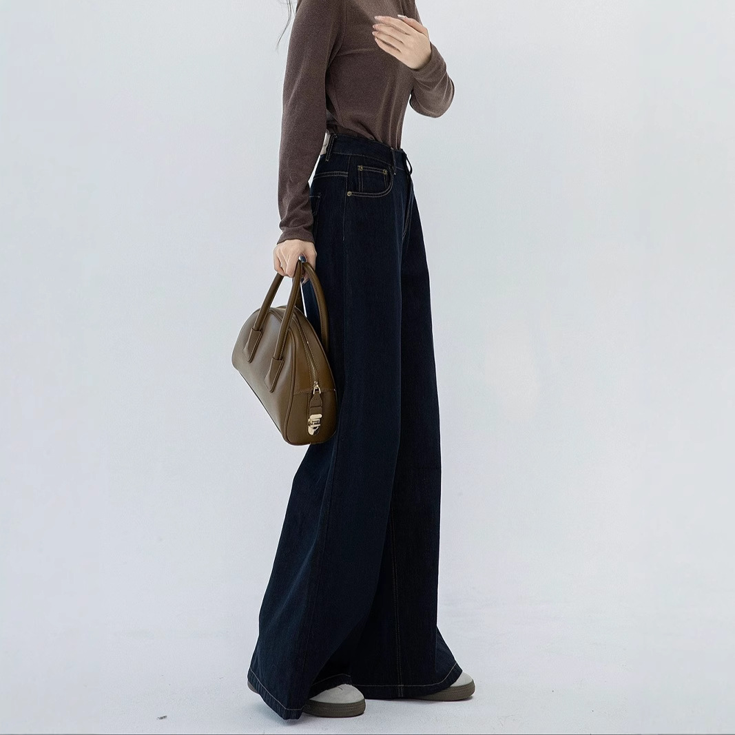 Dark blue denim trousers, high-waisted, straight-leg, wide-leg, perfect for early autumn and winter, with a flowing drape, ideal for spring and summer.