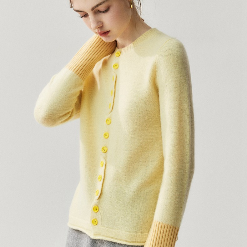 A stylish, lightweight cashmere sweater for autumn and winter – featuring a round neckline, versatile styling, and colorful knitted cuffs.