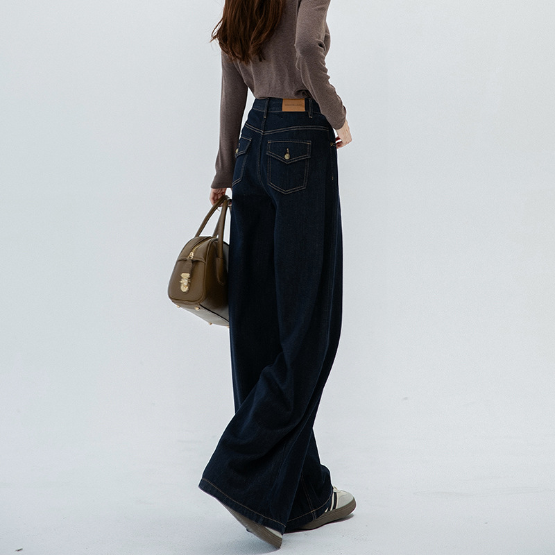 Dark blue denim trousers, high-waisted, straight-leg, wide-leg, perfect for early autumn and winter, with a flowing drape, ideal for spring and summer.
