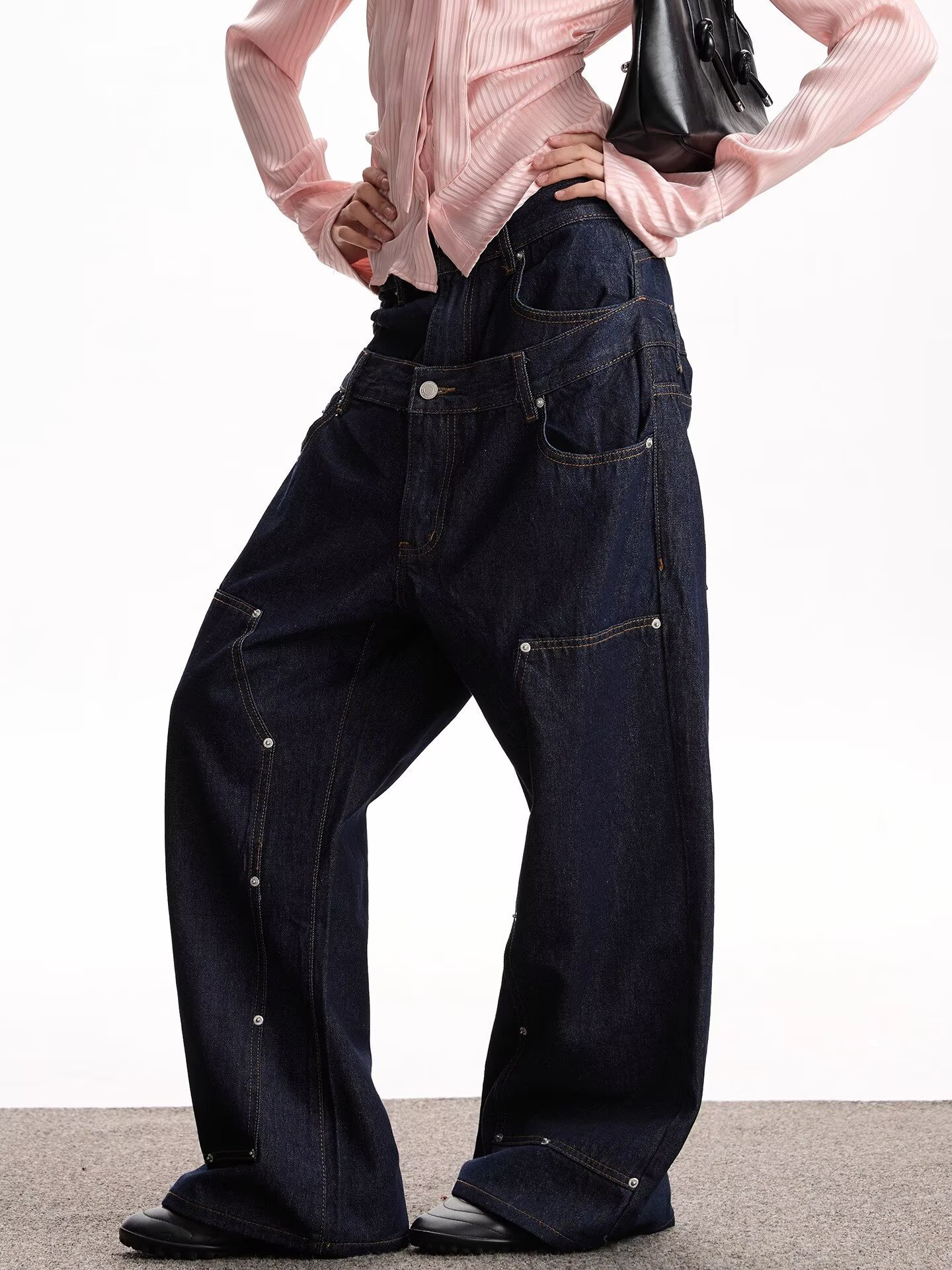 Faux two-piece spliced double-waisted jeans, trendy and fashionable, unique design, loose straight leg trousers for men and women.