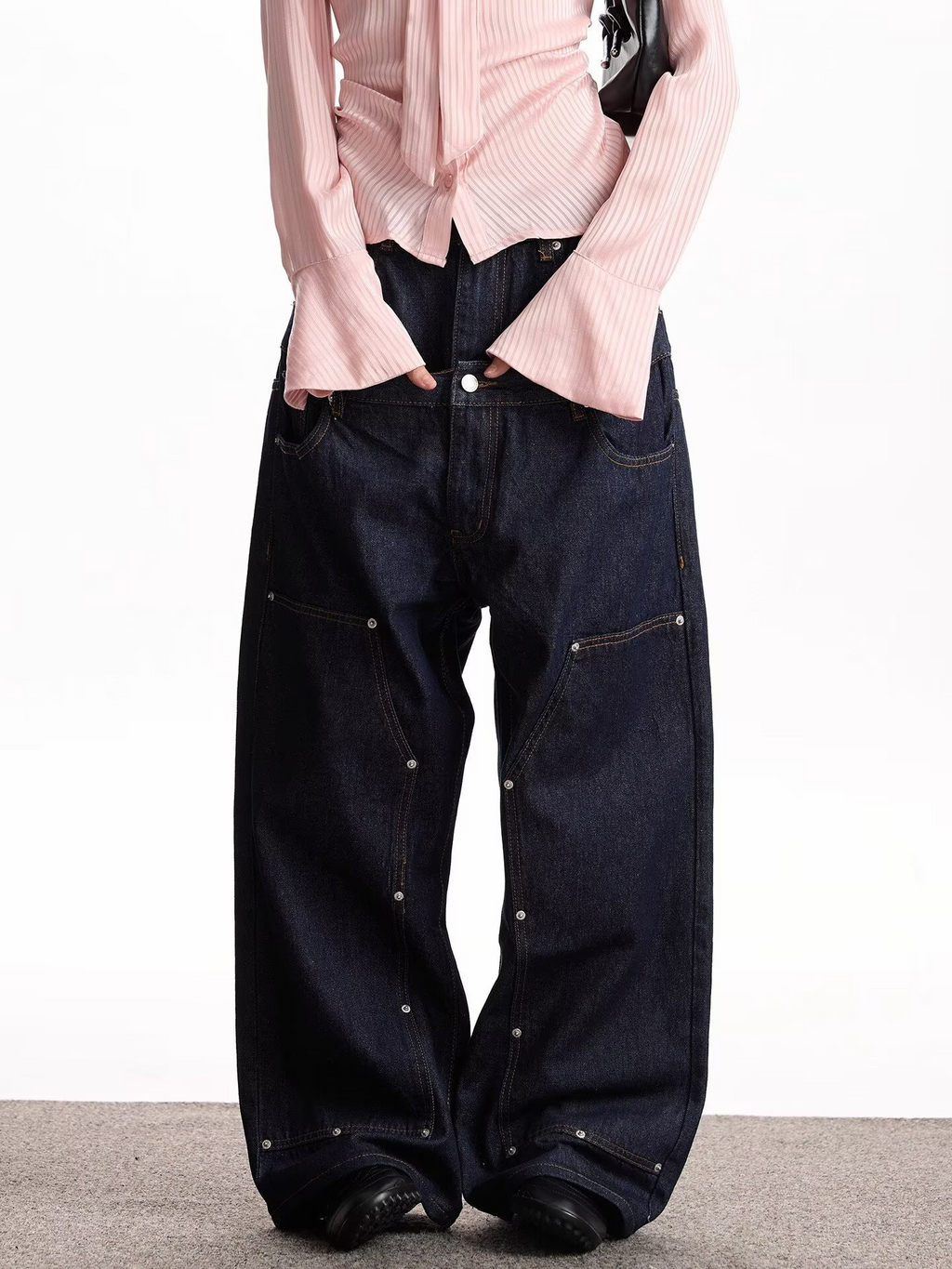 Faux two-piece spliced double-waisted jeans, trendy and fashionable, unique design, loose straight leg trousers for men and women.
