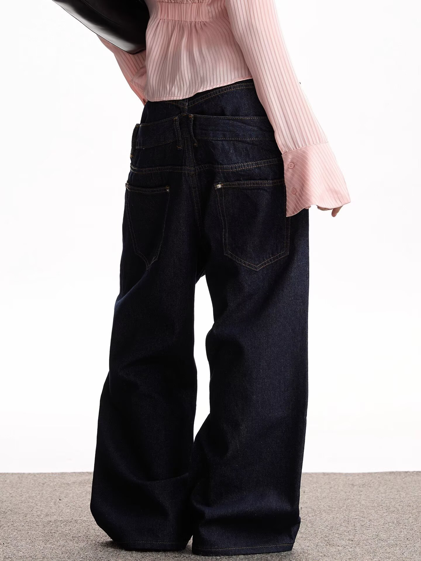 Faux two-piece spliced double-waisted jeans, trendy and fashionable, unique design, loose straight leg trousers for men and women.