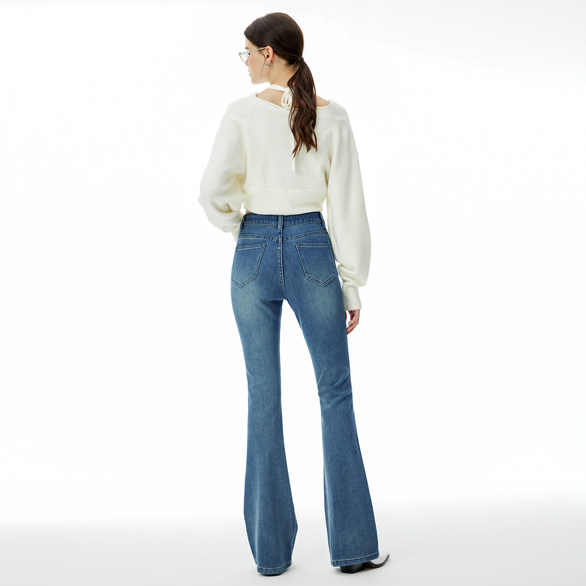 High end 2025 autumn and winter new women's clothing with four sided elastic and slightly flared slim fit denim pants in dark blue, showing height and slimming trend