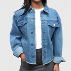 Water-washed denim jacket with long sleeves, suitable for women in autumn and winter.