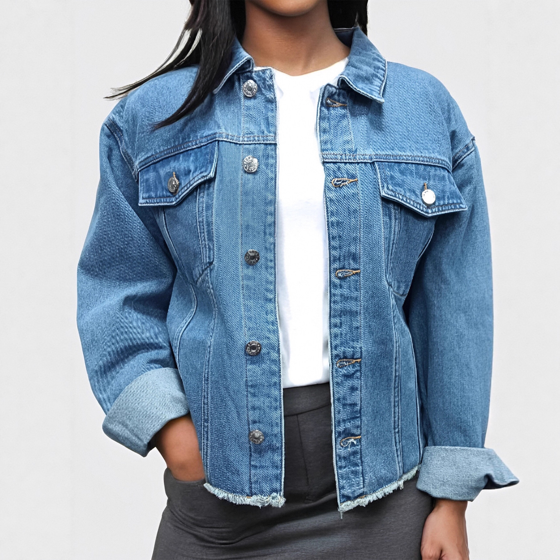 Water-washed denim jacket with long sleeves, suitable for women in autumn and winter.