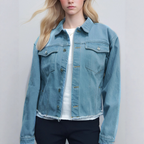 Water-washed denim jacket with long sleeves, suitable for women in autumn and winter.