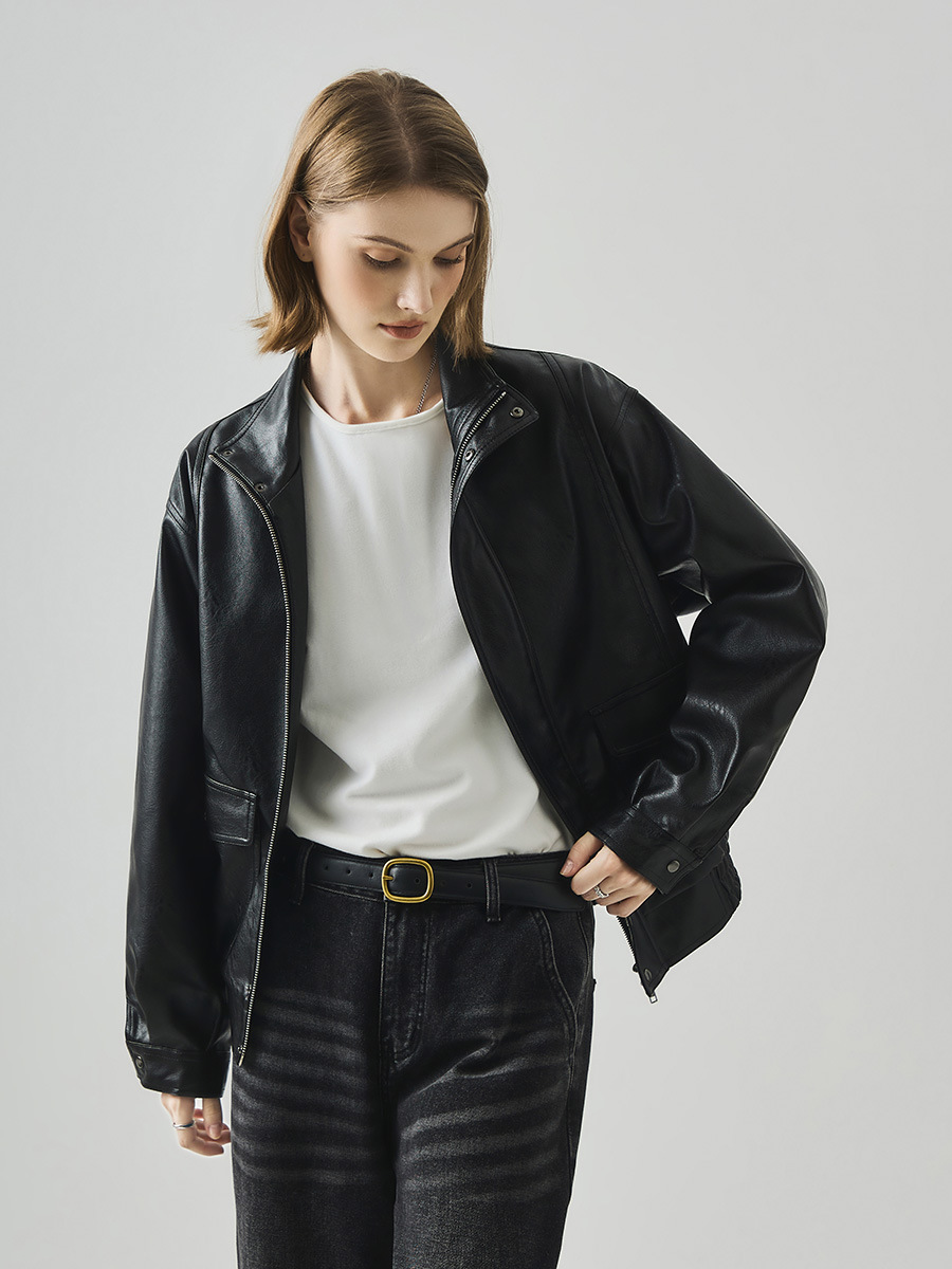 Black leather jacket for women – a stylish, cool, and gender-neutral garment perfect for autumn and winter. Features a loose fit and a stand-up collar, giving it a distinctive biker jacket style.