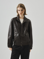 Black leather jacket for women – a stylish, cool, and gender-neutral garment perfect for autumn and winter. Features a loose fit and a stand-up collar, giving it a distinctive biker jacket style.