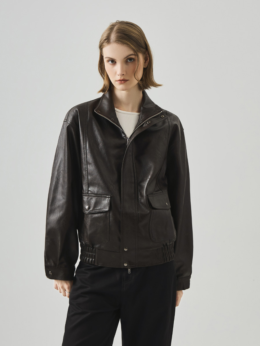 Black leather jacket for women – a stylish, cool, and gender-neutral garment perfect for autumn and winter. Features a loose fit and a stand-up collar, giving it a distinctive biker jacket style.