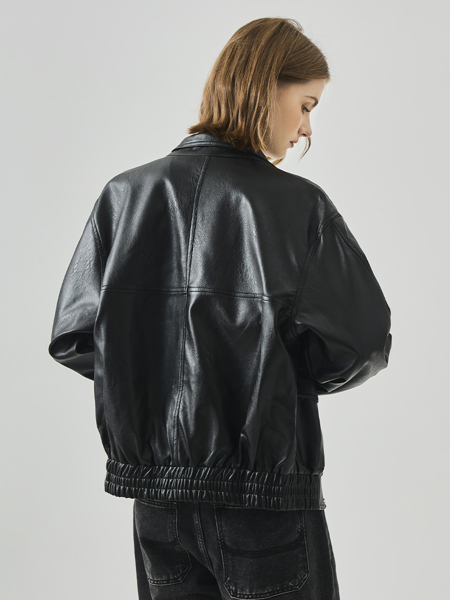 Black leather jacket for women – a stylish, cool, and gender-neutral garment perfect for autumn and winter. Features a loose fit and a stand-up collar, giving it a distinctive biker jacket style.