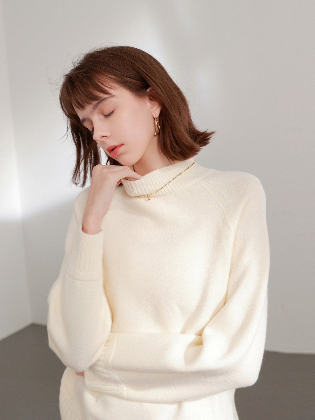 New autumn/winter solid color sweater, high neck knitwear, loose pink sweater for women.