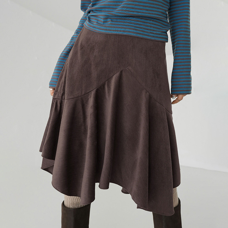 Merlad's outfit features a uniquely designed, asymmetrical, flowing midi skirt in a retro brown American style perfect for autumn and winter.
