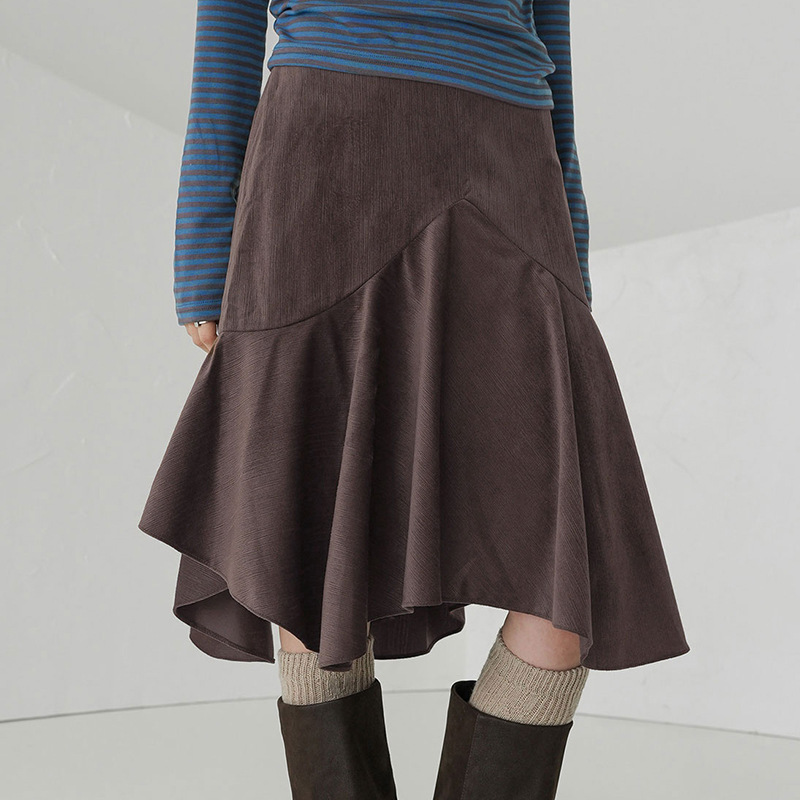 Merlad's outfit features a uniquely designed, asymmetrical, flowing midi skirt in a retro brown American style perfect for autumn and winter.